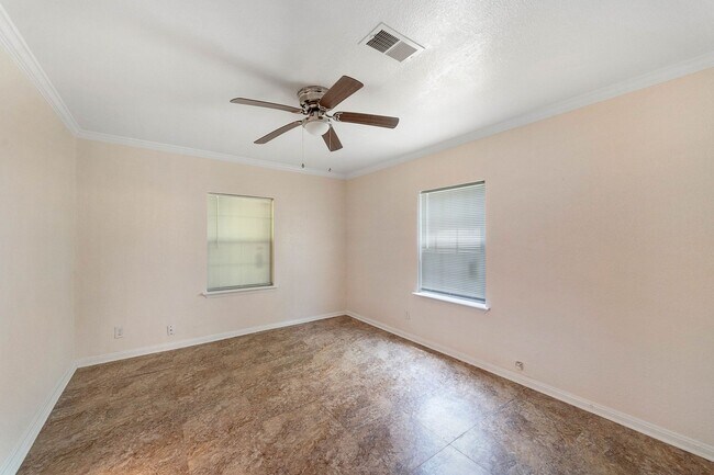 Building Photo - Lovely Brick 3 Bed/1 Bath Home w/ Large Covered Deck Back Porch w/ Fully-Fenced Yard