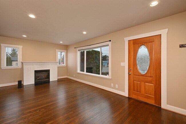 Building Photo - Charming 3 Bedroom/2 Bath Craftsman Home for Lease in Phinney/Greenlake