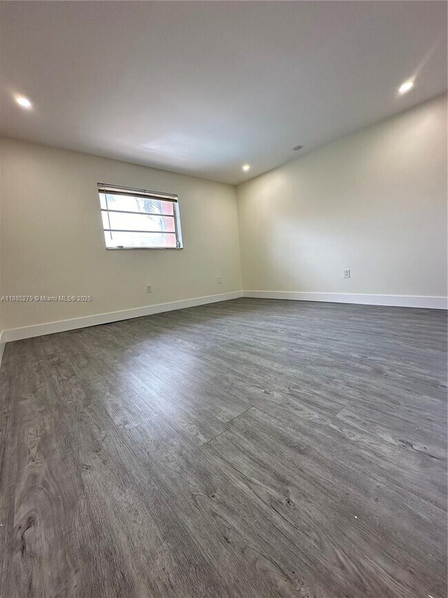 Building Photo - 1555 W 44th Pl