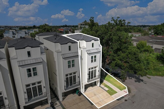 Building Photo - 2221 Francis St