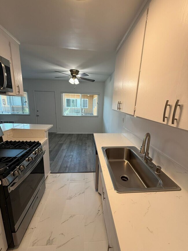 Interior Photo - 1166 S. Crenshaw Blvd