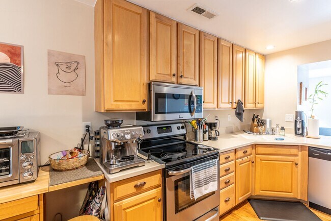 Building Photo - 1463 Glenside Green - River Run Townhome!