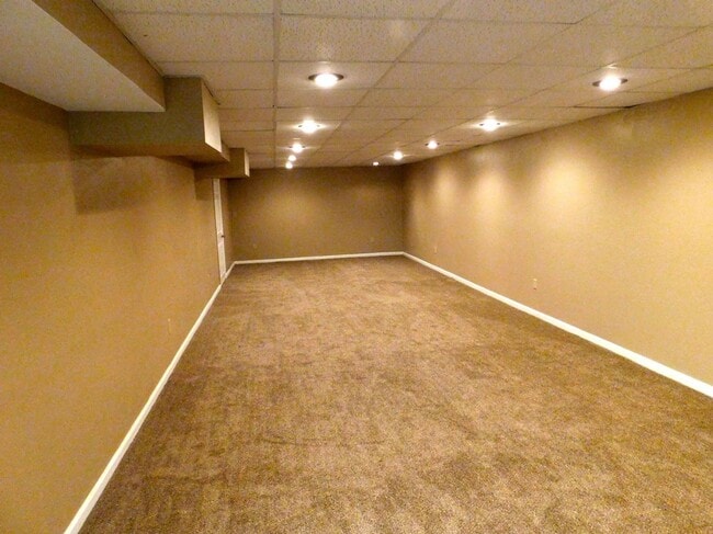 Building Photo - 5 acres and a Large 6 bedroom house. Extra garages and sheds.