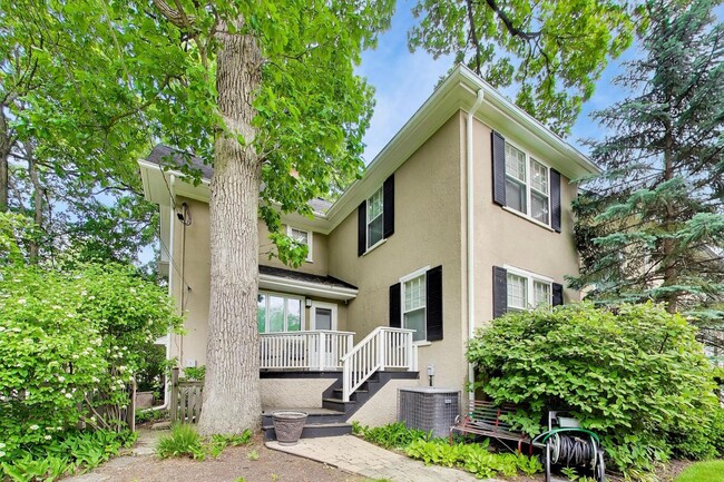 Building Photo - 2624 Thayer St