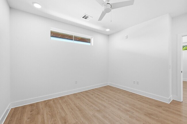 Building Photo - Beautiful 2 bedroom, 2 bathroom home in Gated Sunset Valley Community!!!