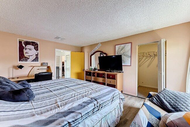 Building Photo - 693 NW 102 Pl