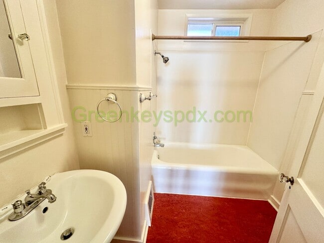 Building Photo - 3 Bed 1 Bath Unit in Ne Portland
