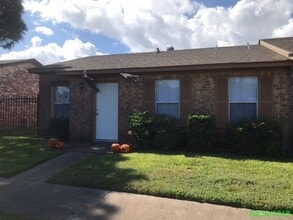 Building Photo - 3 BEDROOM 2 BATH PATIO HOME WITH 1112 SF
