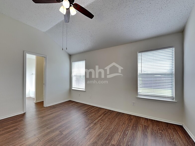 Building Photo - 2043 Wildwood Dr