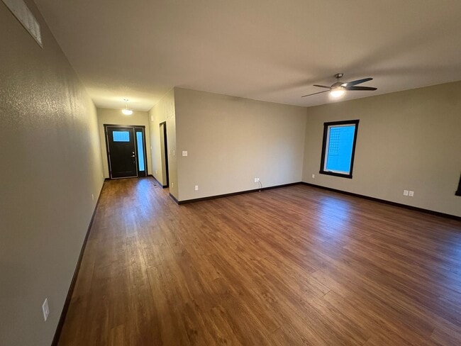 Building Photo - PRICE REDUCED!!! 4 bed / 3 bath Twinhome for Rent!