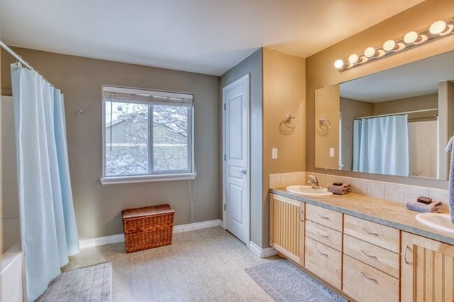 Building Photo - Furnished 3 Bedroom only 24 minutes from M...