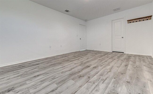 Building Photo - 2704 Shimsham Dr