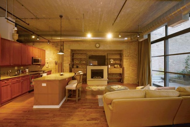 Building Photo - 900 N Kingsbury St