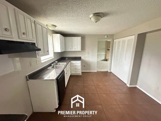 Building Photo - Spacious 4BR Home w/ Fireplace, Covered Patio & Fenced Yard