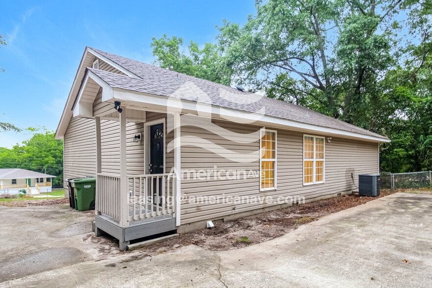 Building Photo - 751 Parkhill Dr