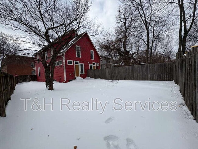 Building Photo - 1820 E 12th St