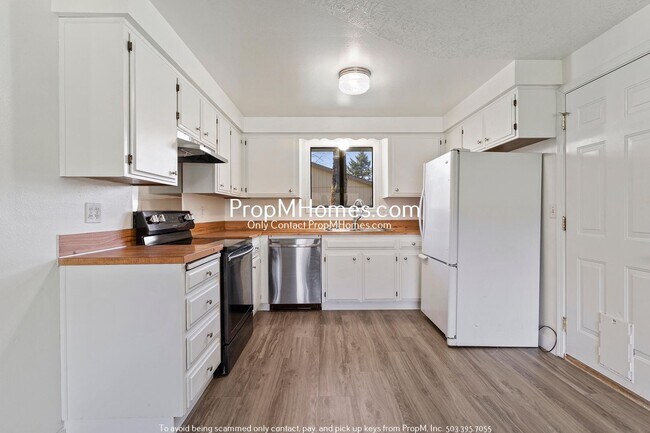 Building Photo - Updated Three Bedroom Home in McMinnville!