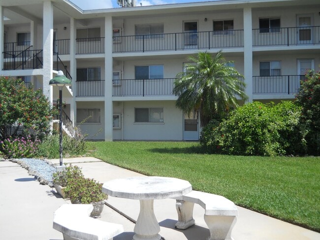 Building Photo - 708 S Tamiami Trail