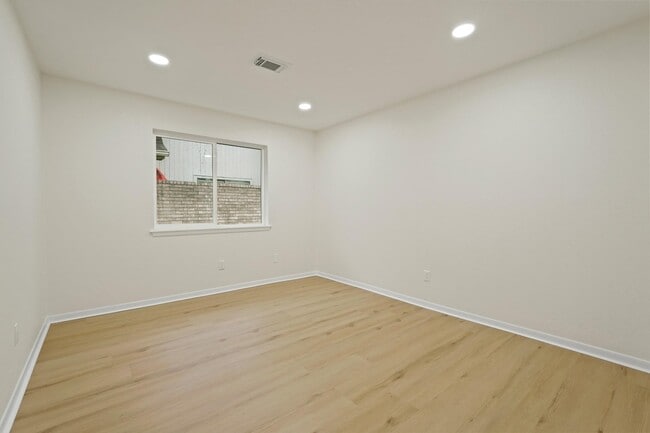 Building Photo - 3351 S Sutton Square