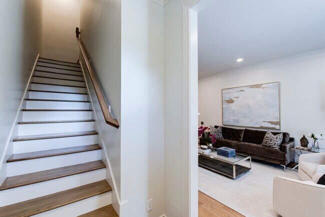 Building Photo - 5144 Chevy Chase Dr