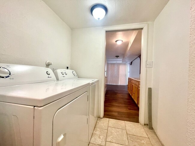 Building Photo - Cozy 3 Bedroom 2 Bathroom Townhouse In The NW!