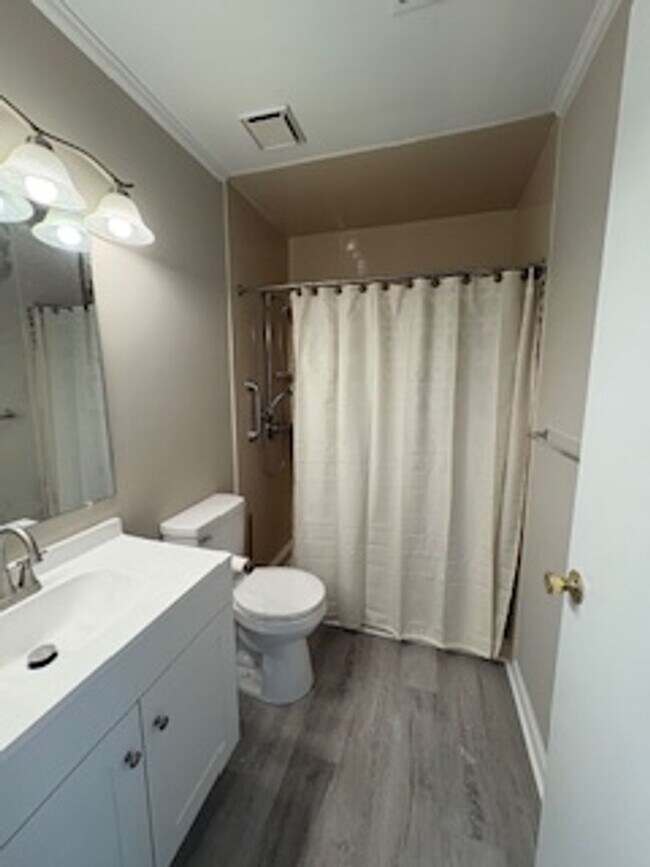 Building Photo - Freshly Renovated Norristown Rental — Bright, Modern & Move-In Ready on Quiet Northridge Drive