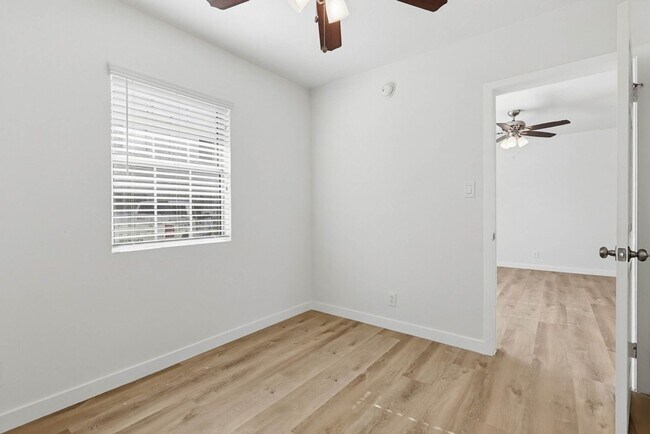 Building Photo - 2425 S Ridgeley Dr