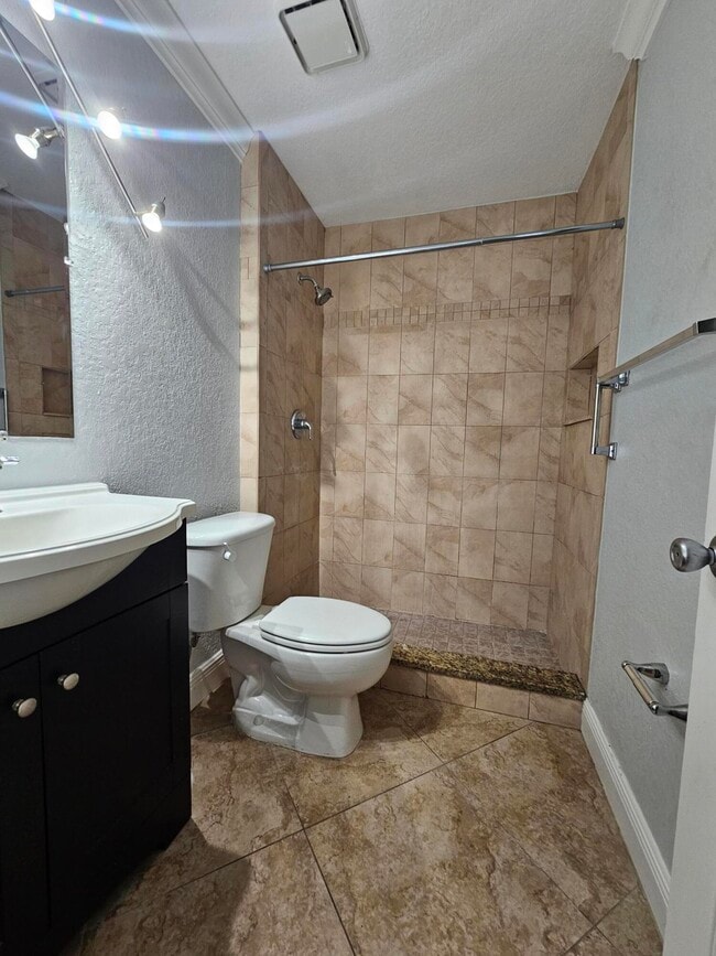 Building Photo - 750 SW Claudia Ave