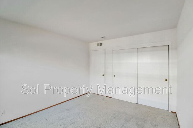 Building Photo - 5 Treanor St