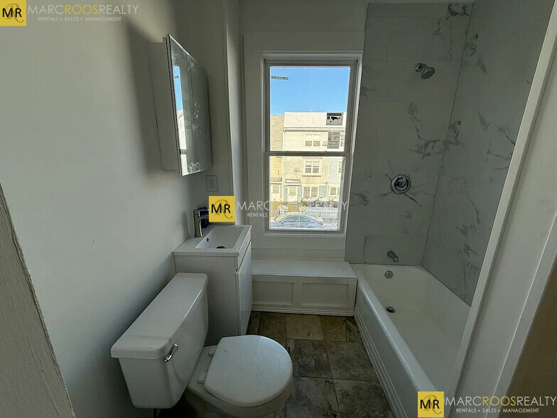 Building Photo - 682 Parker St