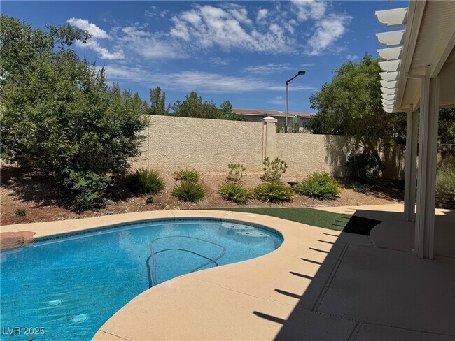 Building Photo - 2113 Desert Pines St