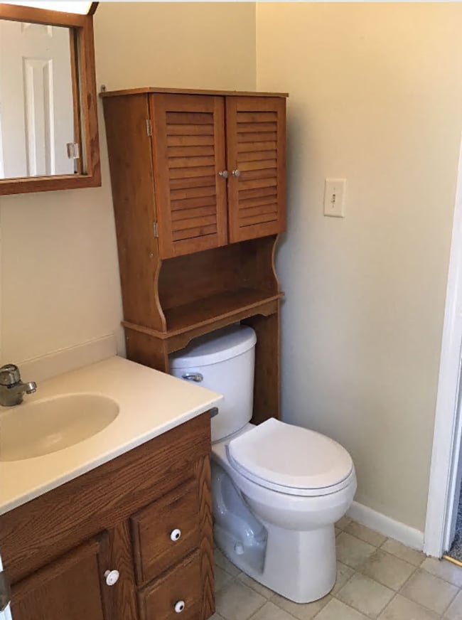 Building Photo - Cozy, end unit 2 bed/1 bath townhouse