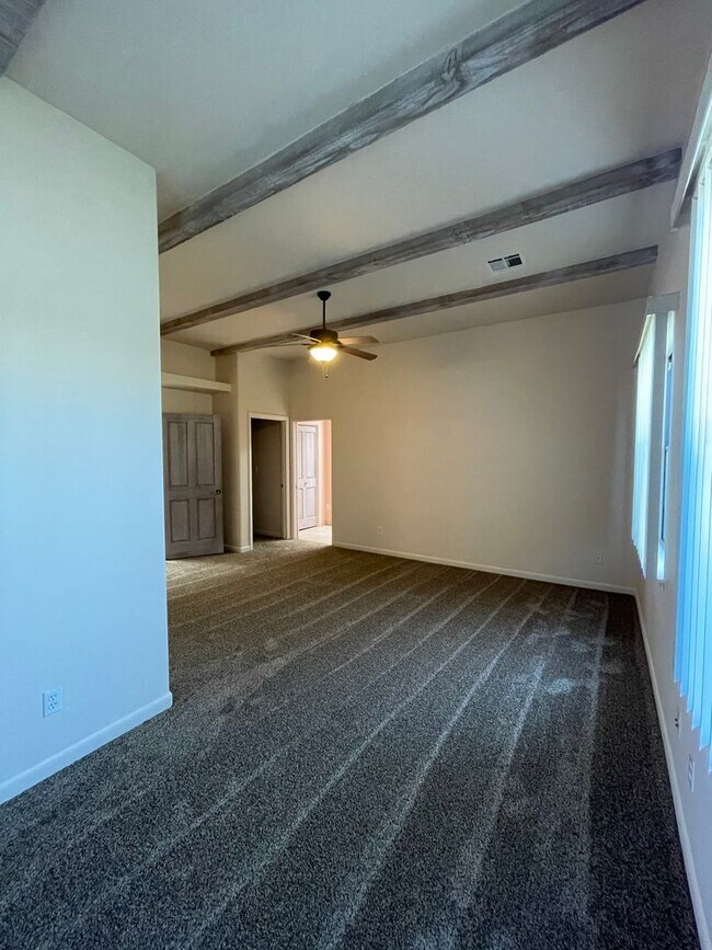 Building Photo - Beautiful 3 Bedroom/2.5 Bath w/ Office off...