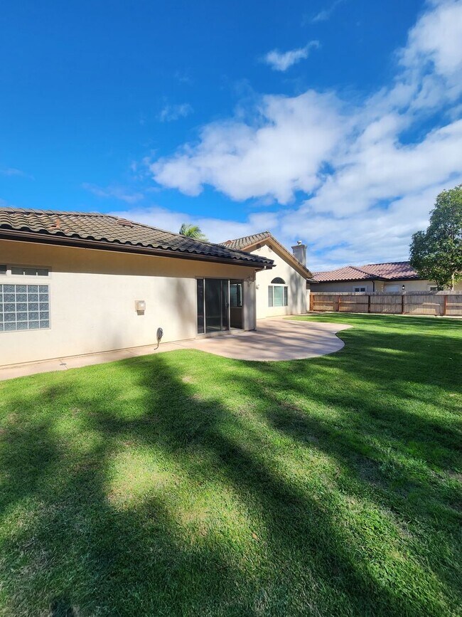Building Photo - Gorgeous and Spacious 4 Bedroom Home
