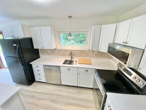 Building Photo - 3 Bedroom House South End Neighborhood Burlington Available in September !