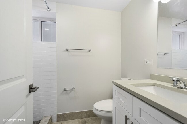 Building Photo - 5816 N Ridge Ave