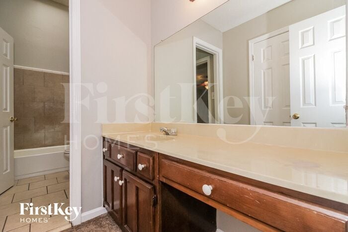 Building Photo - 5864 Ridgehill Dr