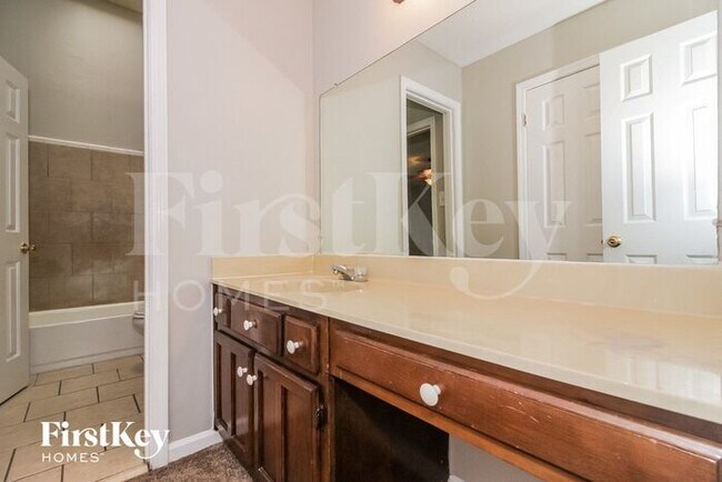 Building Photo - 5864 Ridgehill Dr
