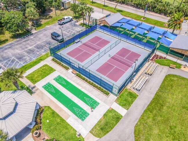 Building Photo - Furnished 3rd Floor Condo Overlooking The Golf Course