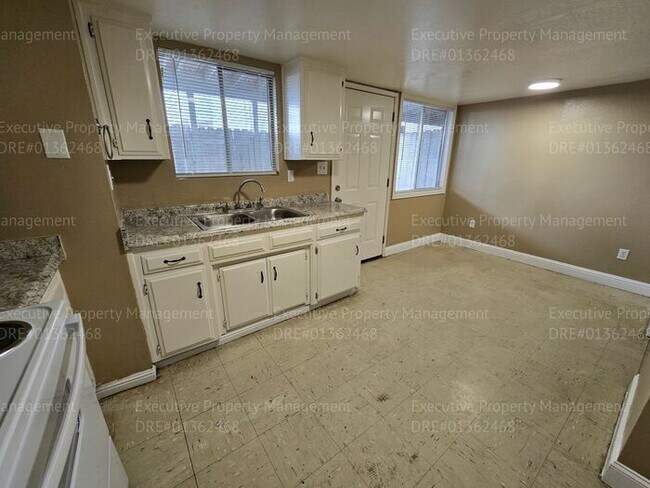 Building Photo - 2 bedroom 1.5 bathroom townhouse