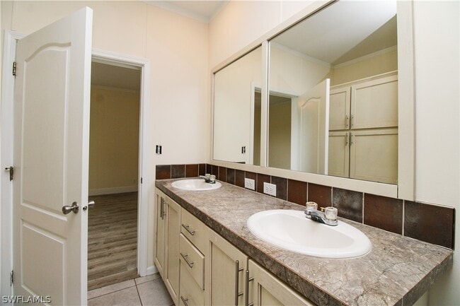 Building Photo - 4660 43rd Ave NE