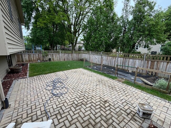 Building Photo - 556 Beaconsfield Ave