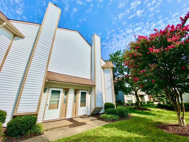 Building Photo - Updated Chimney Hill Condo Available 03-25...