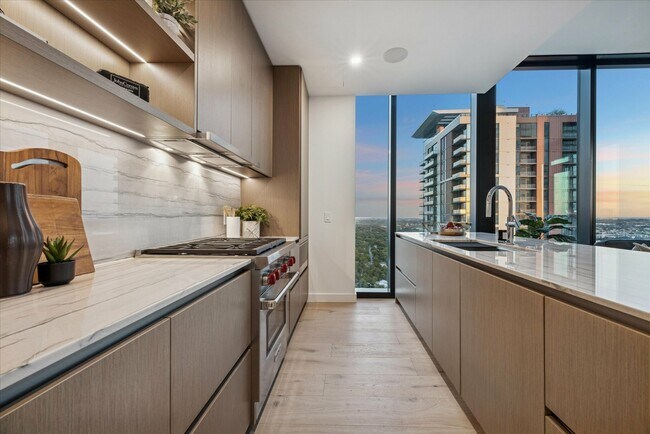 Building Photo - 610 Davis St