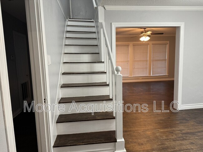 Building Photo - 901 W Brockett St