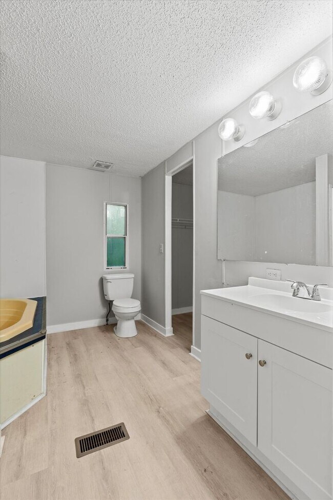 Building Photo - Completely Updated 3BR/2BA Trailer in Musc...