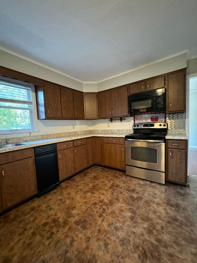 Building Photo - 3 Bedroom 2 Bath Home with Basement and Fe...