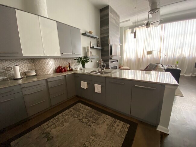 Building Photo - 2750 N Wayne Ave