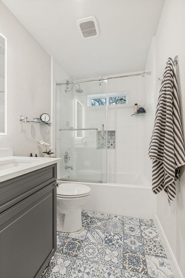 Building Photo - BEAUTIFUL FIRST FLOOR, 2-BEDROOM APARTMENT IN OLMOS PARK