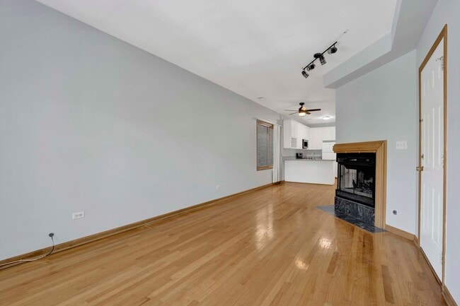 Building Photo - 1339 N Greenview Ave